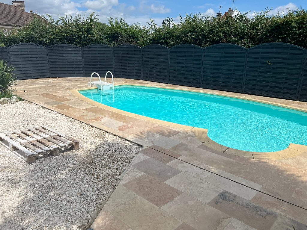 Tour de piscine carrelé terminé