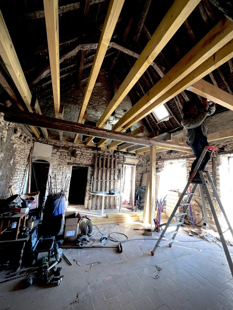 Rénovation intérieure avec charpente apparente
