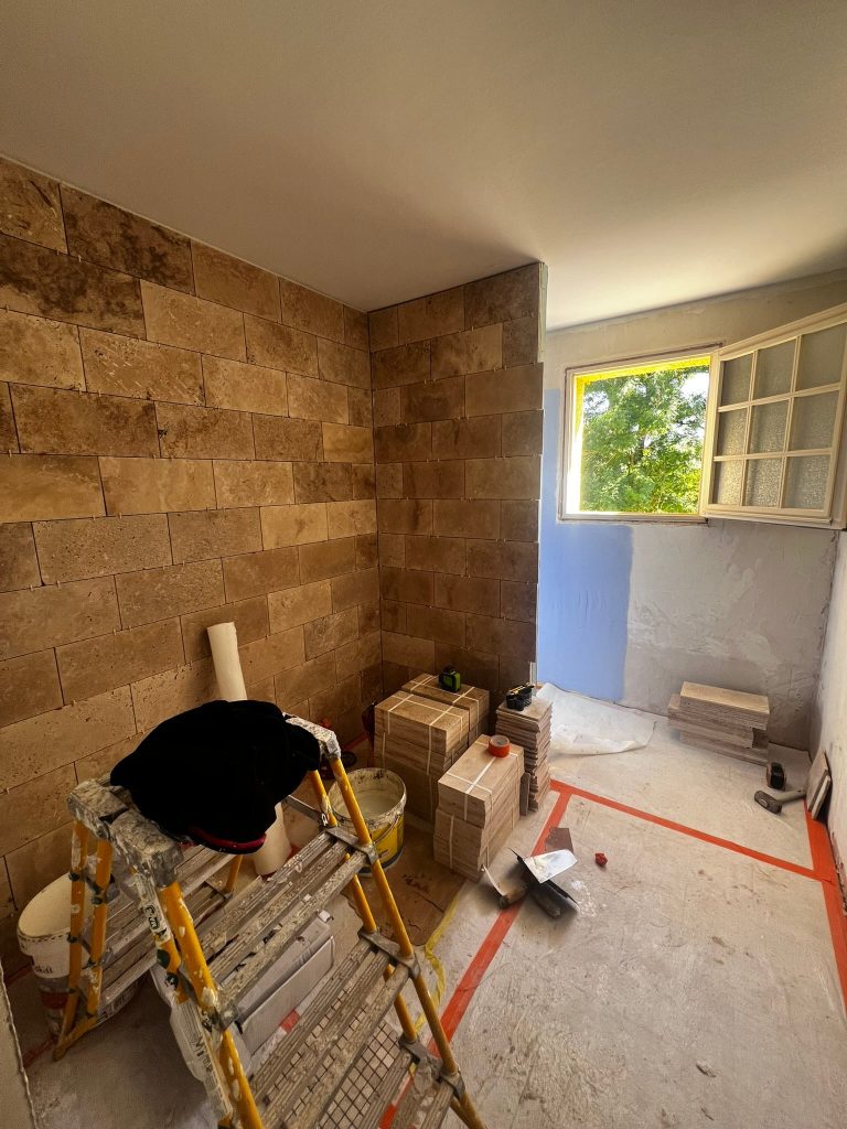 Pose de carrelage dans une salle de bains