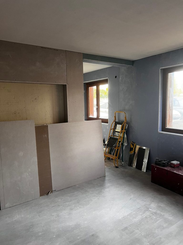 Travaux de plaques de plâtre dans des combles